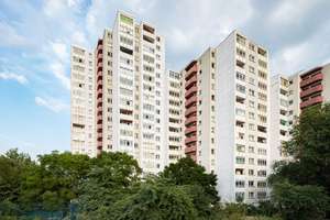 Einziehen und wohlfühlen: 2-Zimmer-Wohnung mit Loggia sucht neue Mieter! – Dieselstr. 17/19, 12057 Neukölln (Ortsteil), Berlin – Vorschaubild 1