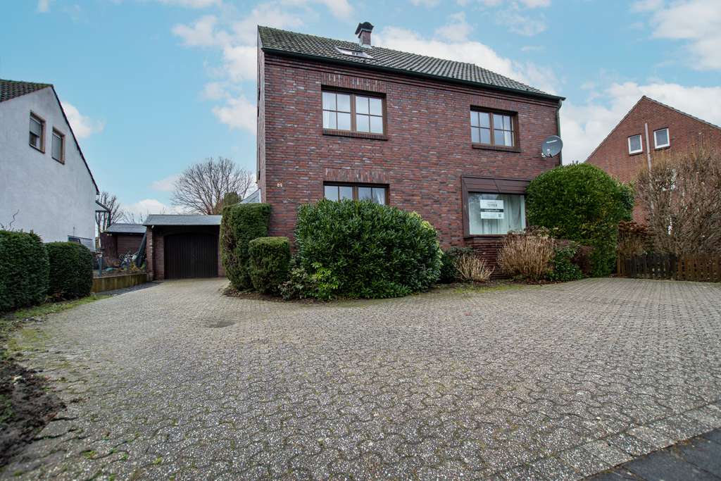 Immobilie in Korschenbroich - Freistehendes 1-2 Familienhaus mit Carport, 3-4 KFZ Stellplätzen und Wohnmobilstellplatz - Bild 1