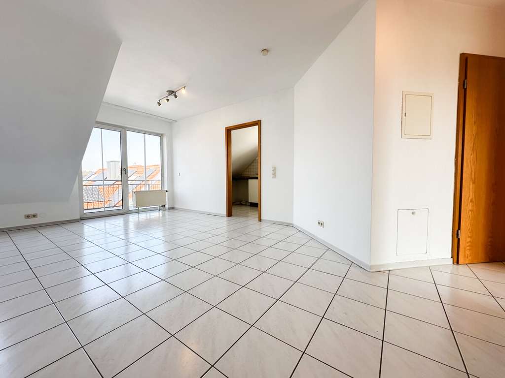 Immobilie in Forst - 2-Zimmer-Dachgeschosswohnung mit 2 Balkonen, Einbauküche, Keller und Stellplatz - Bild 1