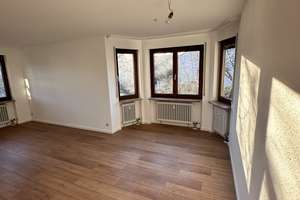 Vollständig renovierte Wohnung mit drei Zimmern sowie Balkon und Einbauküche in Stuttgart