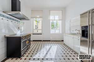 Herrschaftliche, bezugsfreie 8-Zimmer- Altbauwohnung am Ku’damm: 266 m², Kamin, Kachelofen & Loggia – Die vollständige Adresse der Immobilie erhältst du vom Anbieter., 10629 Charlottenburg, Berlin – Vorschaubild 5