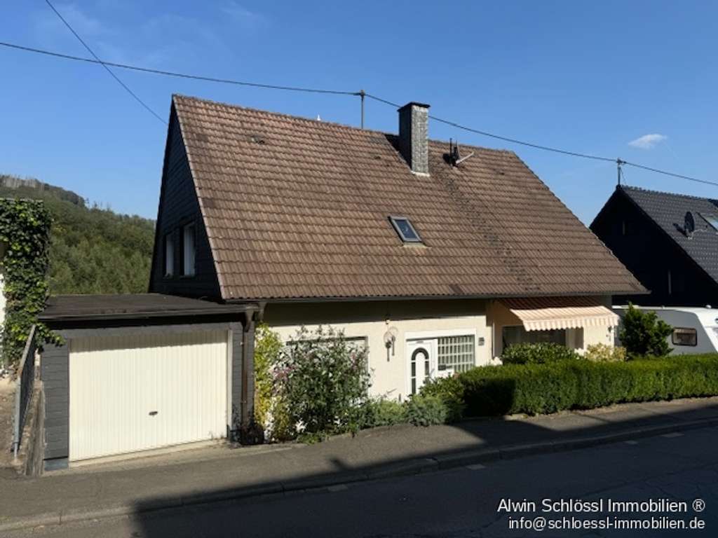 Großartiger Blick in die Natur ! Zwei-Familienhaus mit großzügigen Garten und Garage in ruhiger Lage