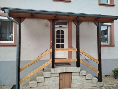 Bezahlbar Wohnen mit Raumgefühl – großzügige Maisonette mit Hauscharakter in Insheim. Garage.