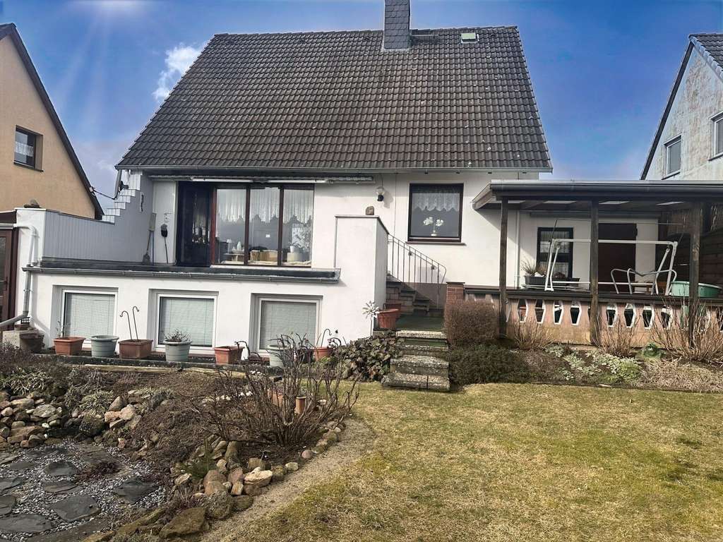 Immobilie in Sibbesse - Sibbesse-Petze: Einfamilienhaus mit Garage und Keller - Bild 1