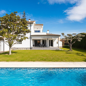 Freistehendes Haus mit Pool