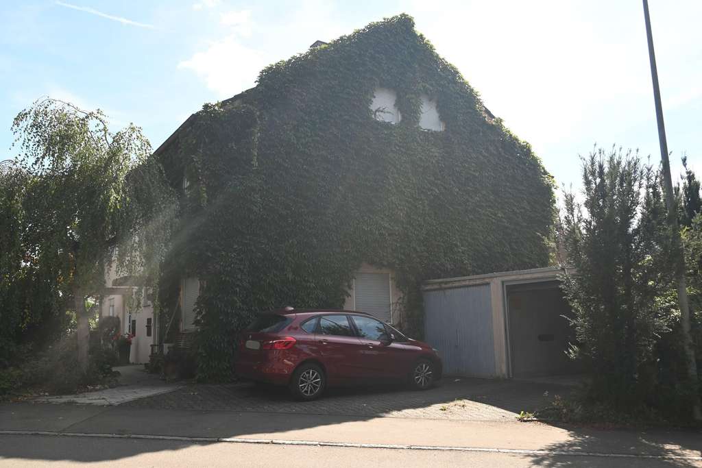 Immobilie in Wendlingen am Neckar - Vielversprechende Doppelhaushälfte in ruhiger Lage mit Garten - Bild 1