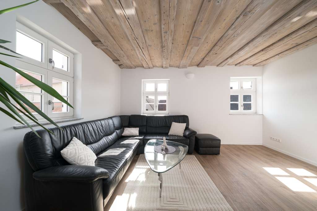 Immobilie in Aurachtal - Hochwertig kernsanierte 2-Zimmer-Wohnung im 1. OG mit Balkon und historischem Charakter für den Selb - Bild 2