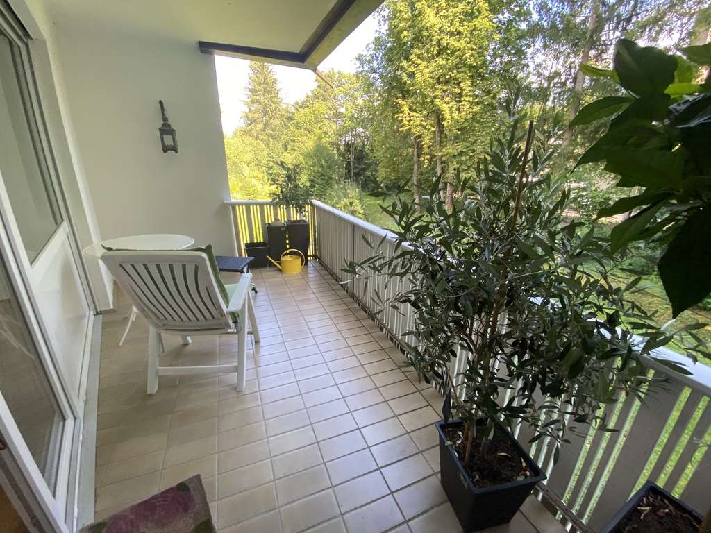 Ruhige helle 3- Zimmerwohnung mit 2 Balkonen und blick in die eigene Parkanlage