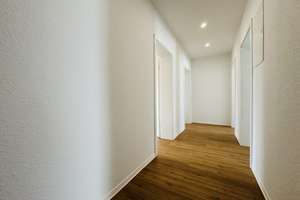 Modernes Wohnen unterm Dach – Sanierte 3-Zimmer-Wohnung mit Balkon – Zeißstraße 1, 9131 Hilbersdorf, Chemnitz – Vorschaubild 2