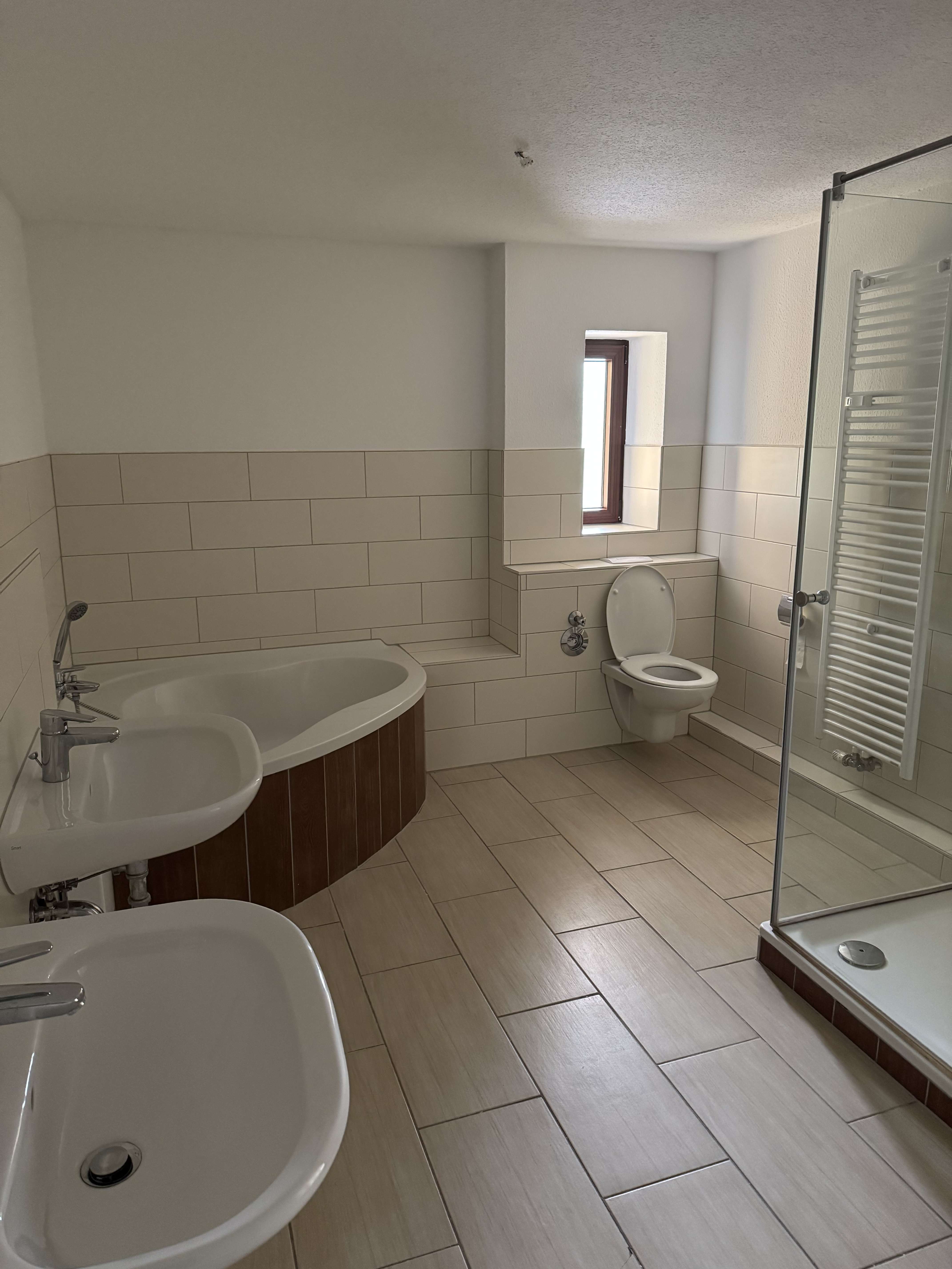 Immobilie in Ebersbach an der Fils - Familientraum mit Stil: Neu renovierte 5-Zimmer Wohnung mit großer Terrasse & morderne EBK  - Bild 11