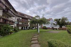 Exklusive zentrale 3,5 Zimmer Dachgeschosswohnung mit geh. Innenausstattung, Loggia und EBK – Moltkestraße 22, 88046 Bodenseekreis – Vorschaubild 1