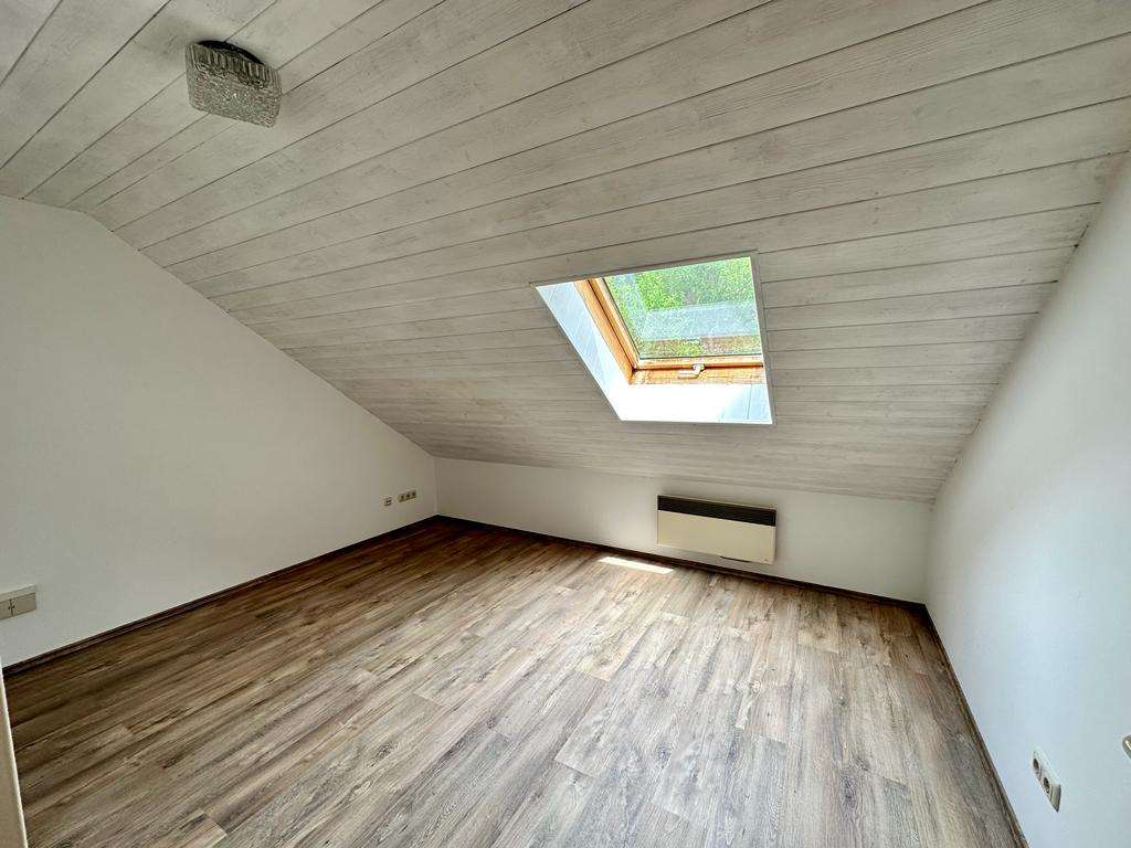 Immobilie in Ködnitz - Unverbaubarer Panoramablick!
Großzügige 4-Zimmer-Wohnung im Dachgeschoss vor den Toren Kulmbachs - Bild 5