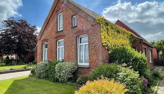 Bild von Zweifamilienhaus mit Charme und Potenzial auf einem großzügigen Grundstück