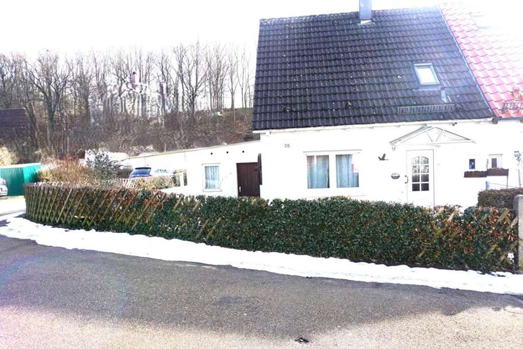 Die Alternative zur Eigentumswohnung: renovierungsbedürftige kleine Doppelhaushälfte mit Garage