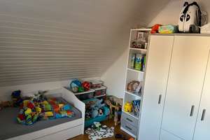 Stilvolle 3-Zimmer-Dachgeschosswohnung mit großem Balkon und EBK in Hamburg – Reetkükenweg 22, 21147 Hausbruch, Hamburg – Vorschaubild 9
