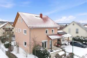 Wohlfühlen im modernen Einfamilienhaus mit viel Komfort und sehr guter Energiebilanz – Die vollständige Adresse der Immobilie erhältst du vom Anbieter., 1847 Lohmen – Vorschaubild 1