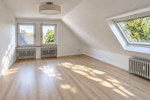 Helle 2,5-Zimmer-Dachgeschosswohnung mit Tageslichtbad – Garage optional