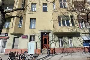 Ruhiges 1 Zimmer Appt. im Seitenflügel, unvermietet.