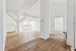Modern saniert: Offen geschnittene Dachgeschosswohnung mit Balkon