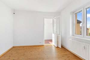 Bezugsfrei & lichtdurchflutet: Charmante 2-Zimmer-Etagenwohnung mit Wintergarten – Tangermünder Weg 5, 13583 Falkenhagener Feld, Berlin – Vorschaubild 2