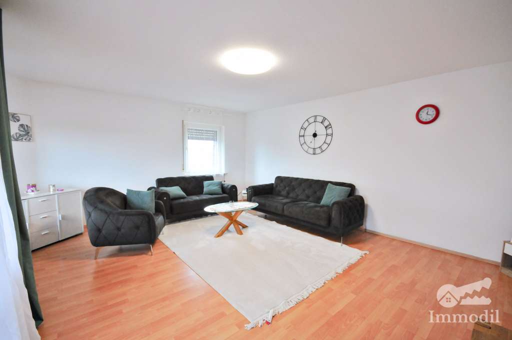 Immobilie in Raunheim - Vermietete 2,5 Zimmer mit Terrasse und Garage in einem kleinen Mehrfamilienhaus - Bild 0