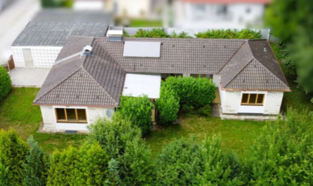 Immobilie in Mettenheim - **Ebenerdiger Wohnkomfort mit 200 m² Wohnfläche**
Stilvoller, ruhig gelegener Bungalow mit Garten - Bild 1