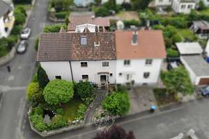 Großzügig und vielseitig nutzbar -  Doppelhaushälfte in ruhiger Lage von Volkach – Die vollständige Adresse der Immobilie erhältst du vom Anbieter., 97332 Volkach – Vorschaubild 1
