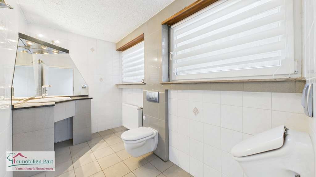 Immobilie in Rehlingen-Siersburg - REHLINGEN-SIERSBURG:
WOHNHAUS / 267 M² WOHNFLÄCHE  / GARAGE / CARPORT / WEITBLICK! - Bild 1