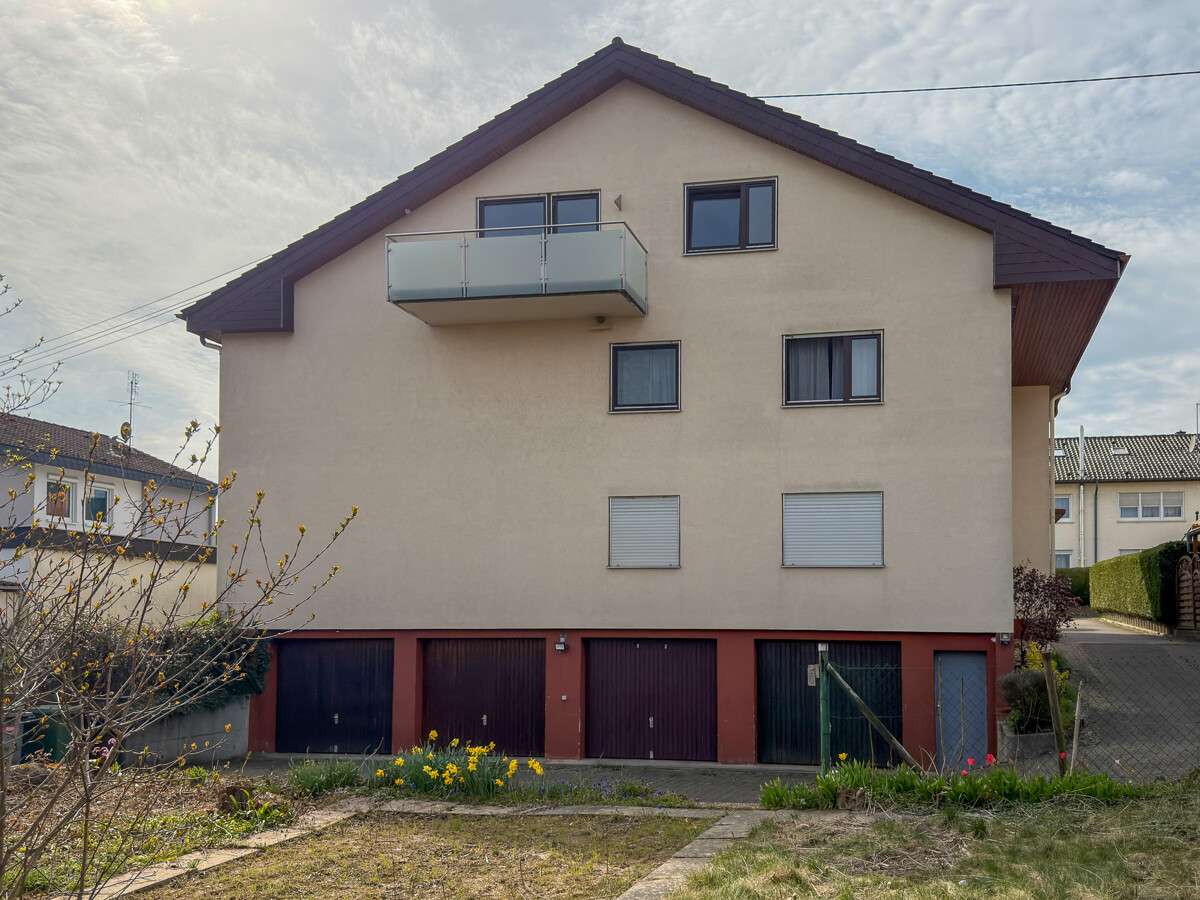 Charmante 2-Zimmer-DG-Wohnung mit Balkon, 8 m langer Garage & Gestaltungspotenzial, Karlsruhe Kreis – Bild 2