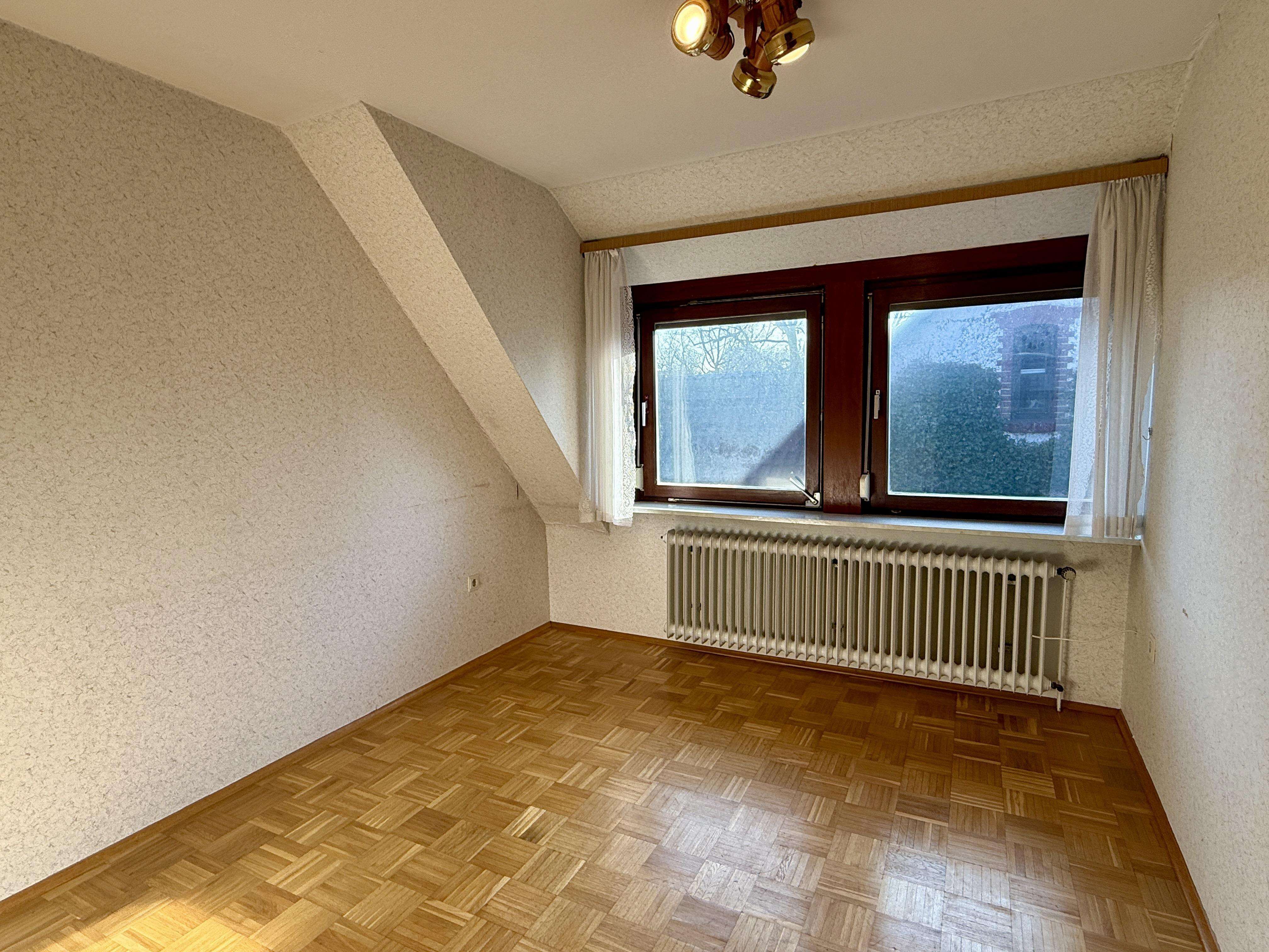 Immobilie in Hude (Oldenburg) - Zweifamilienhaus mit großem Grundstück und viel Nutzfläche - Bild 15