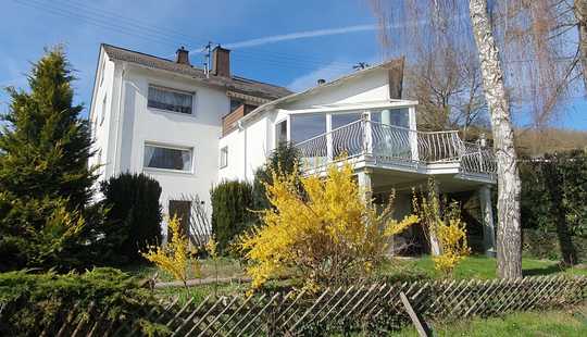 Bild von Blicklage! Freistehendes Zweifamilienhaus mit Doppelgarage