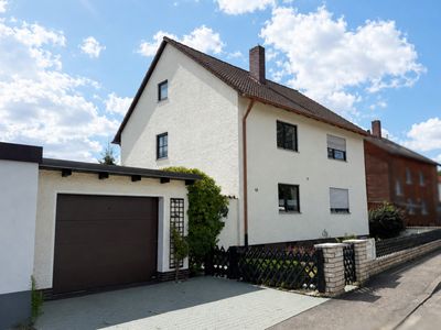 EINFAMILIENHAUS MIT 6 ZIMMERN, RUNDUMGARTEN UND GARAGE