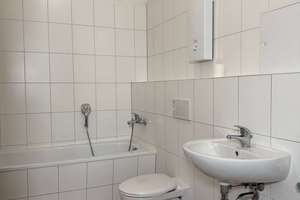 Bezugsfreie, großzügige 3-Zimmer-Erdgeschosswohnung im Altbau in Berlin-Weißensee! – Berliner Allee 253, 13088 Weißensee, Berlin – Vorschaubild 9