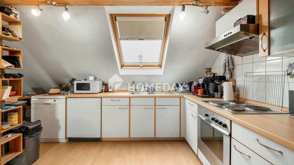 Immobilie in Reutlingen - Gemütliche Dachgeschosswohnung mit besonderem Grundriss, Tageslichtbad und PKW-Stellplatz - Bild 1