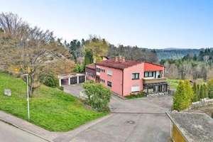 Großzügiges 3-Familienhaus mit Wintergarten, Balkon, Solaranlage & großem Grundstück – Die vollständige Adresse der Immobilie erhältst du vom Anbieter., 75365 Calw – Vorschaubild 1