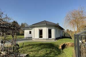 Neuwertiger Bungalow mit Gartenfreiraum & moderner Wohnatmosphäre! – Die vollständige Adresse der Immobilie erhältst du vom Anbieter., 35096 Weimar (Lahn) – Vorschaubild 1