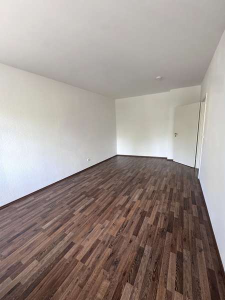 Leere Wohnung mit Holzbode.jpg