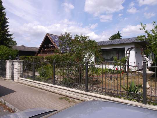 Bungalow mit Einliegerwohnung, Ausbaureserve und großem Garten in Rudow - Bild 2