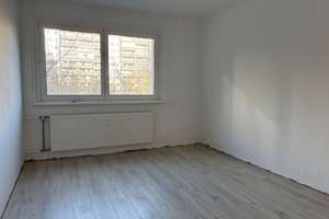 Ihr neuer Lebensmittelpunkt: große, familiengerechte Wohnung mit Balkon! – Ahrenshooper Straße 6, 13051 Neu-Hohenschönhausen, Berlin – Vorschaubild 3