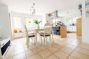 Wohnen mit Mehrwert: Neuwertige Doppelhaushälfte mit Einliegerwohnung, Garten und Fernblick – Die vollständige Adresse der Immobilie erhältst du vom Anbieter., 71088 Holzgerlingen – Vorschaubild 4