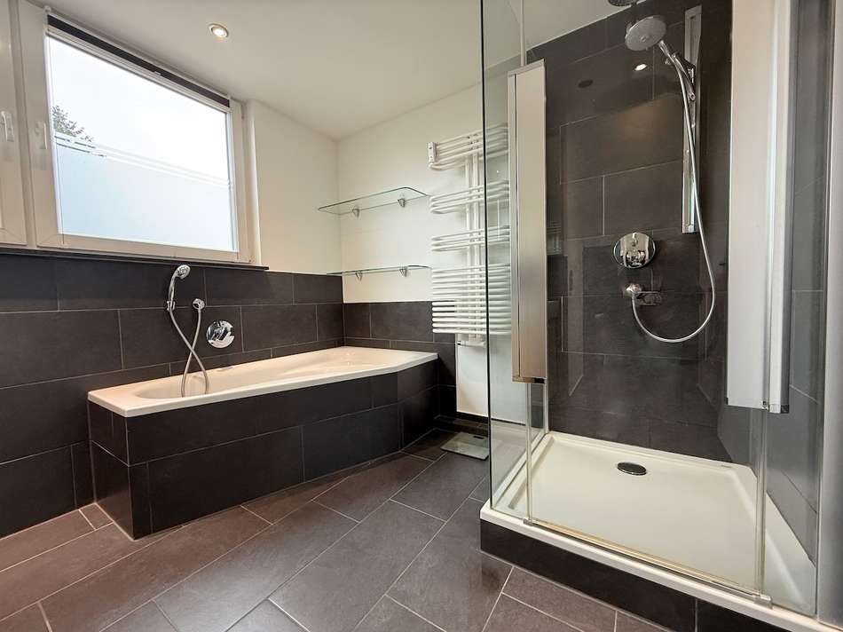 Bad mit Wanne und Dusche