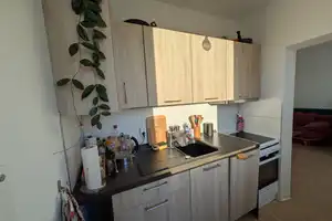 Gemütlich möblierte 2-Zimmer-Wohnung mit Einbauküche in Berlin Lichtenberg (Befristung 1 Jahr) – Bernhard-Bästlein-Str. 20, 10367 Berlin – Vorschaubild 3