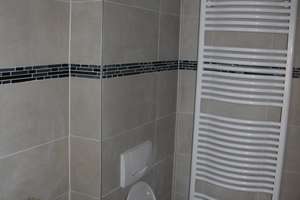 Ruhige 3,5-Zimmer-Maisonettewohnung mit Balkon, Küche, Kachelofen, Garage – Holtzendorffstraße 7, 81549 Südgiesing, München – Vorschaubild 8