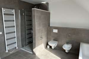 Exklusive Neubau-Doppelhaushälfte (Bj. 2023) | 148 m² | Wärmepumpe | A+ | Garten | Ruhige Lage  – Elogiusstraße 18, 72511 Bingen – Vorschaubild 4