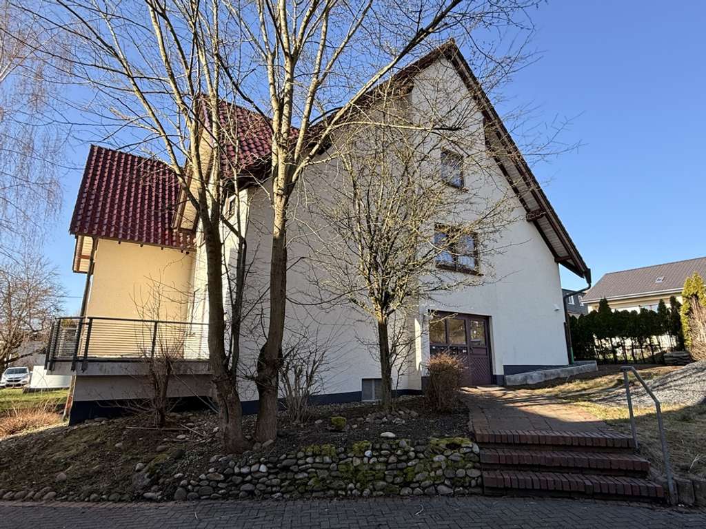 Immobilie in Bad Marienberg (Westerwald) - Solides Mehrfamilienhaus mit 5 Wohnungen und 5 Garagen! Stadt Bad Marienberg! - Bild 3