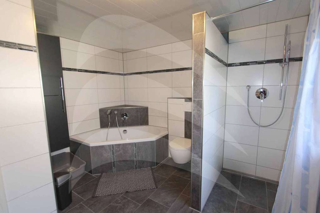 Immobilie in Gangkofen - Renoviertes Einfamilienhaus  mit kleinem Nebengebäude auf (Erbpacht)! - Bild 4