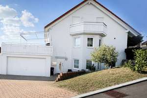 freist. Einfamilienhaus mit Einliegerwohnung &  Doppelgarage – Panoramablick Aichelberg