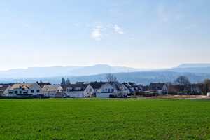 "Wohnen Sie in sehr beliebter und sonniger Randlage von Köngen" Moderne und sehr großzügige DHH – Esslingen (Kreis) – Vorschaubild 1