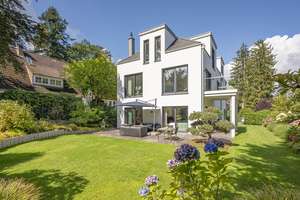 Moderner Luxus in Blankenese: Exklusive Villa mit viel Privatsphäre