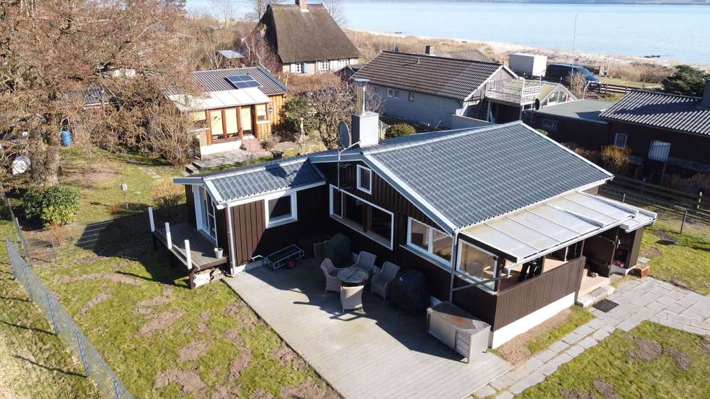 Immobilie in Waabs - Ruhige Lage nahe Ostseestrand: Saniertes Ferienhaus mit Kaminofen & großzügigen Terrassen - Bild 0